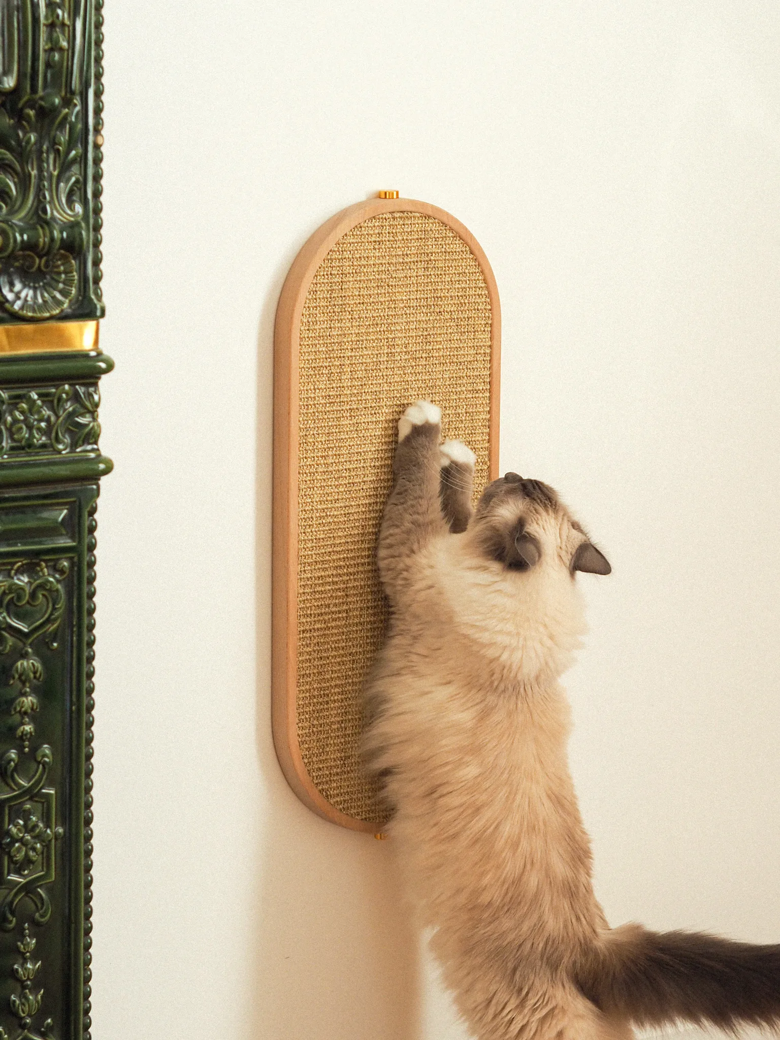 Griffoir design pour chat Milo de la marque KOUTIE, un griffoir mural pour chat